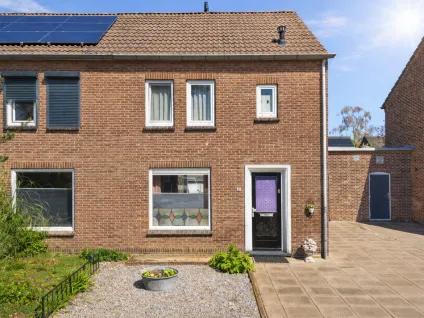 Tussenwoning te koop: Jasmijnstraat 12, Geleen