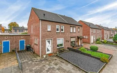 Tussenwoning te koop: Jasmijnstraat 13, Geleen