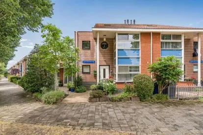 Twee-onder-één-kap te koop: Jean Desmetstraat 1, Filmwijk Midden Almere