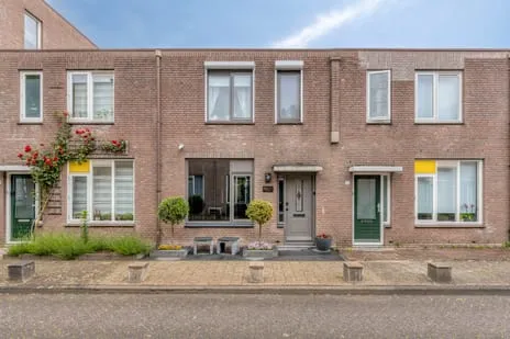 Tussenwoning te koop: Jeannette Houwingstraat 8, Kesteren Breda