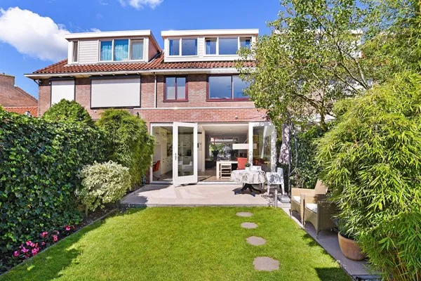 Tussenwoning te huur: Jhr.Mr.Dr. H.A. van Karnebeeklaan 24, Stadshart Amstelveen