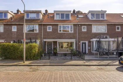 Tussenwoning te koop: Jhr.Mr.Dr. H.A. van Karnebeeklaan 14, Amstelveen