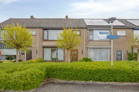 Tussenwoning te koop: Jhr Mr A F de Savornin Lohmanstraat 3, Kern Zuidland Zuidland