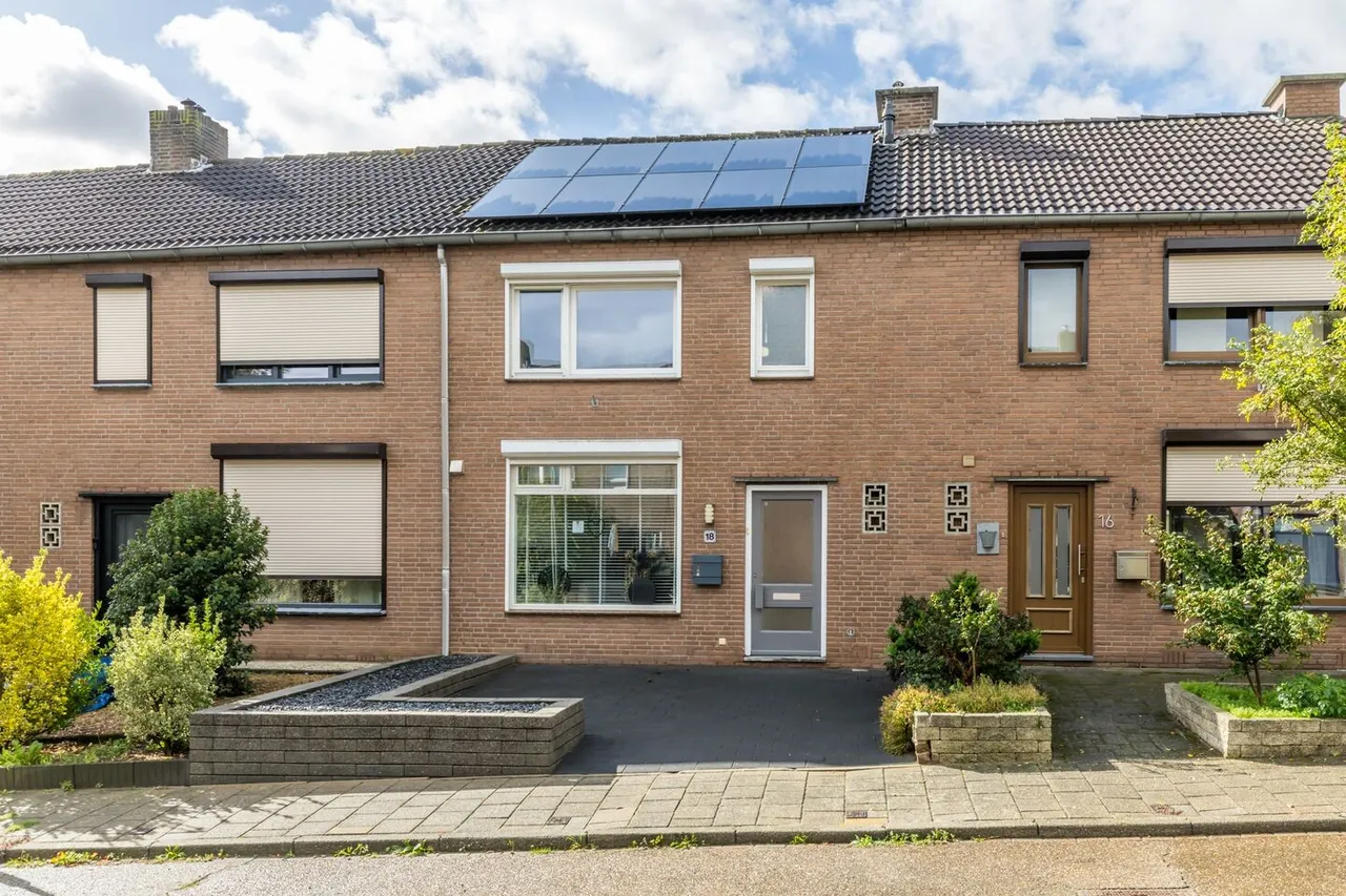 Tussenwoning te koop: Johan Evertsenstraat 18, Landgraaf