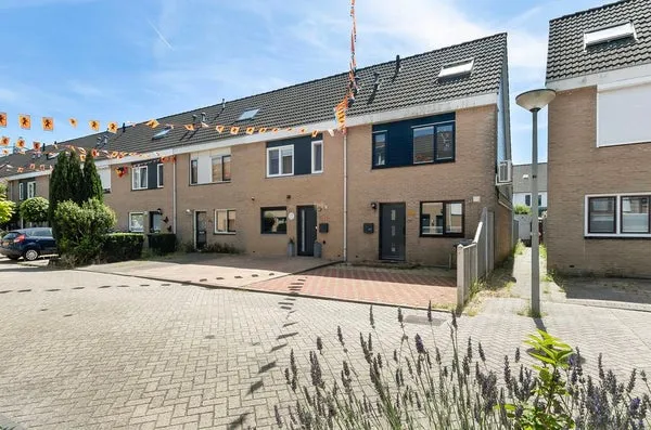Tussenwoning te koop: Johanna Naber-erf 378, Johanna Naber-erf en omgeving Dordrecht