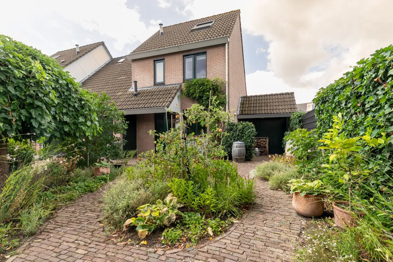 Hoekwoning te koop: Johanna Reintjesstraat 77, Breda