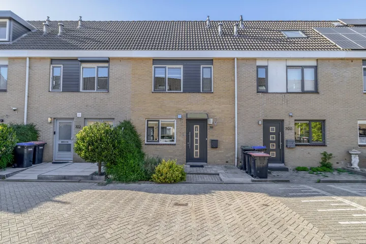 Tussenwoning te koop: Johanna Naber-erf 301, Johanna Naber-erf en omgeving Dordrecht