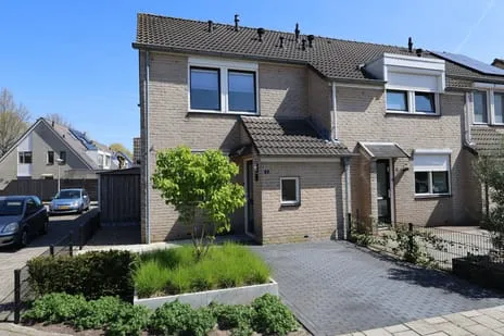Hoekwoning te koop: Johannes Kamphuisstraat 1, Vriezenveen-Midden Vriezenveen