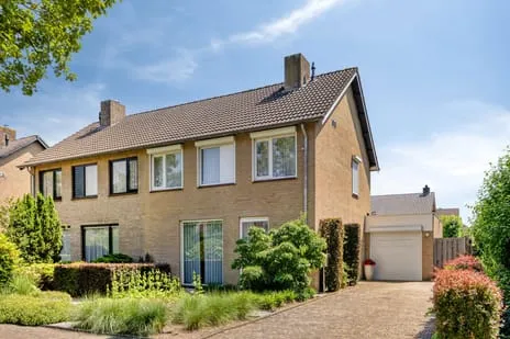 Corner house for sale: Johannes Vermeerlaan 2, Meerdijk Waalwijk