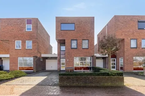 Tussenwoning te koop: John Lennonlaan 46, Overzuid Goes