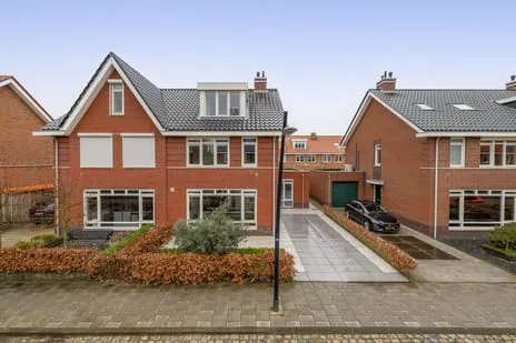 Twee-onder-één-kap te koop: Joris van Bodegomlaan 34, Het Land Spijkenisse