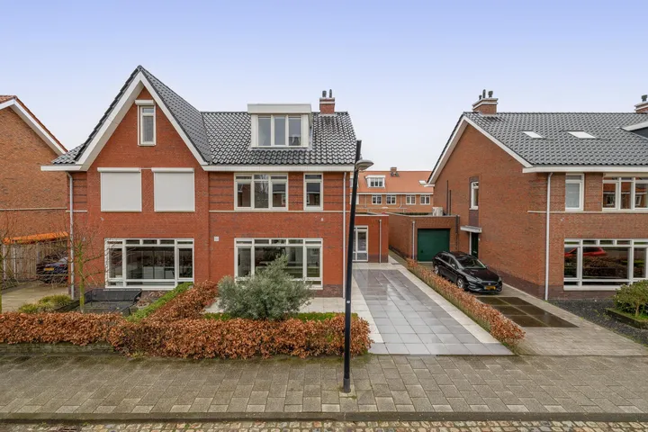 Twee-onder-één-kap te koop: Joris van Bodegomlaan 34, Het Land Spijkenisse