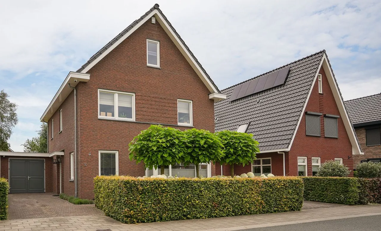 Twee-onder-één-kap te koop: Juffrouw H Scholtenstraat 10, Kesteren