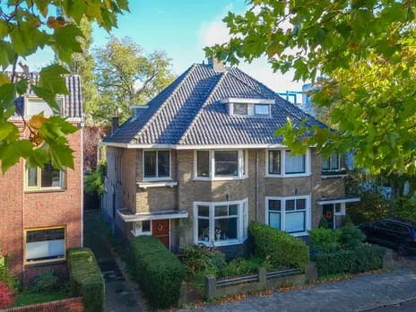Twee-onder-één-kap te koop: Juliana van Stolberglaan 7, Emmakwartier Alkmaar