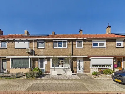 Tussenwoning te koop: Juliana van Stolbergstraat 27, Terneuzen