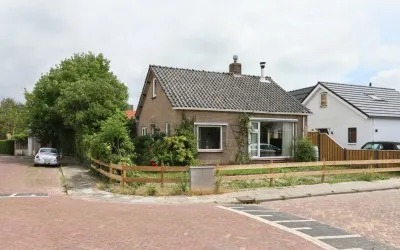 Vrijstaande woning te koop: Julianalaan 1, Midlum Midlum