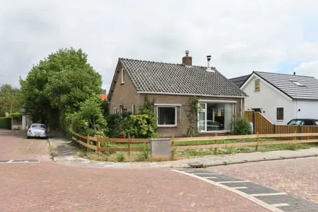 Vrijstaande woning te koop: Julianalaan 1, Midlum Midlum