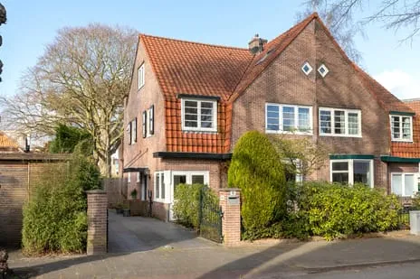 Twee-onder-één-kap te koop: Julianalaan 12, Schilderskwartier Hilversum