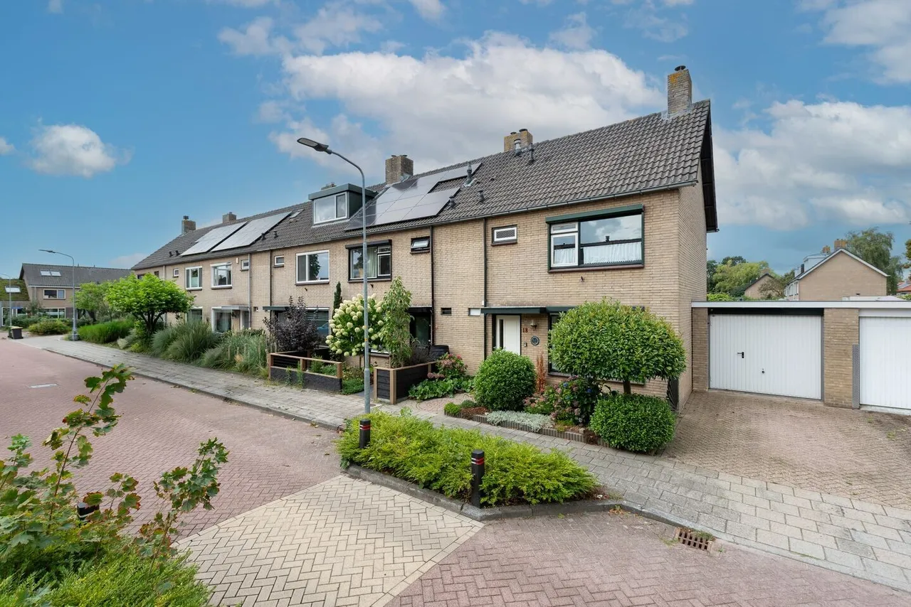 Tussenwoning te koop: Julianalaan 18, Hoevelaken