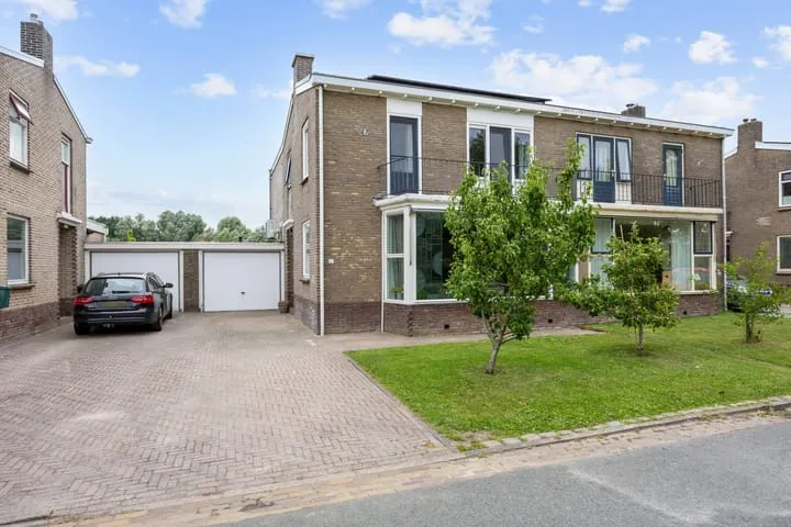 Tussenwoning te koop: Julianalaan 20, Zuidhorn Zuidhorn