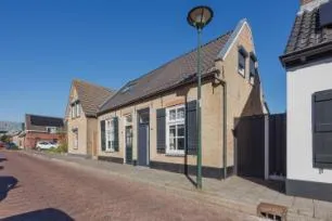 Twee-onder-één-kap te koop: Julianalaan 27, Raamsdonksveer