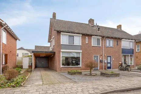 Twee-onder-één-kap te koop: Julianalaan 34, Nassau Hulst