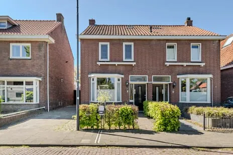 Twee-onder-één-kap te koop: Julianalaan 34A, Oud-West Oosterhout (Nb)