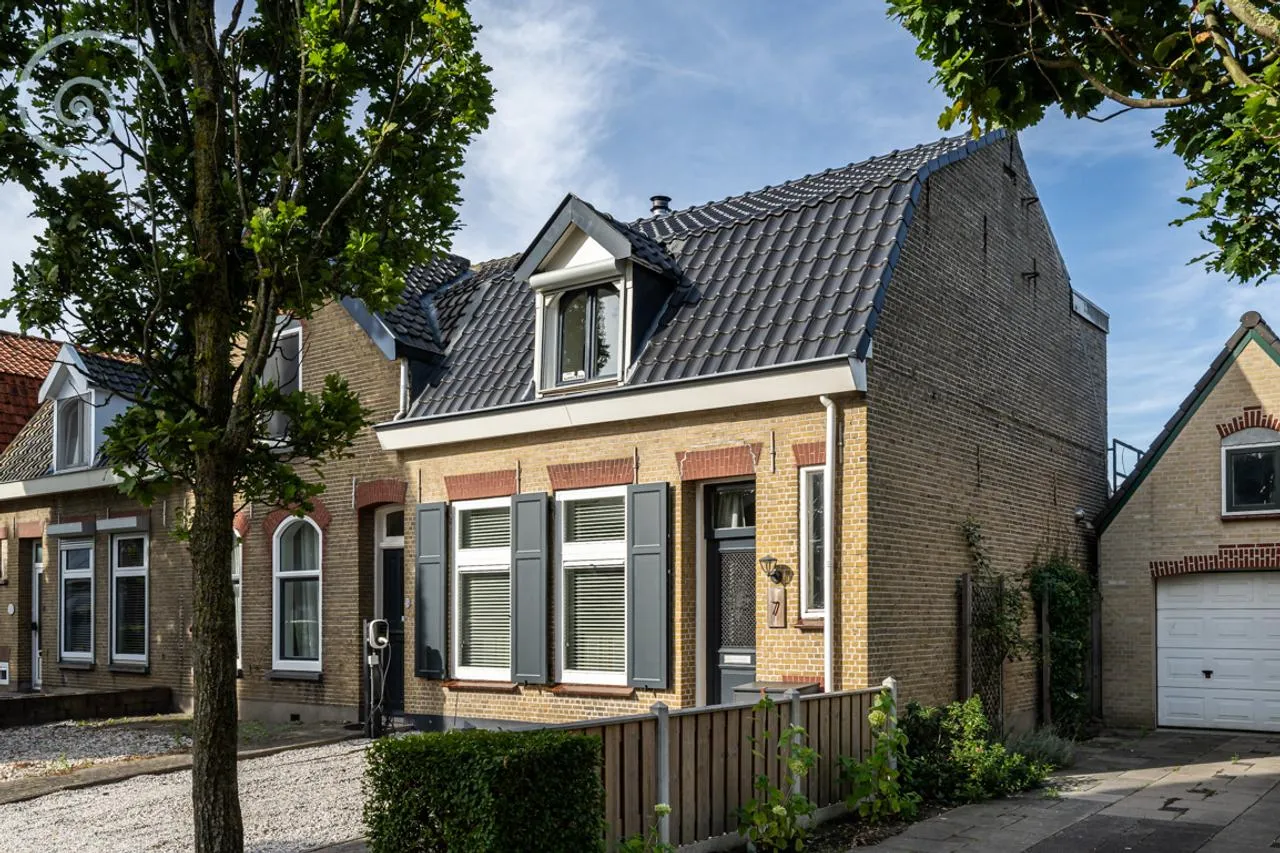 Hoekwoning te koop: Julianalaan 7, Dirksland