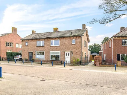 Twee-onder-één-kap te koop: Julianaplein 3, Centrum Gendt Gendt