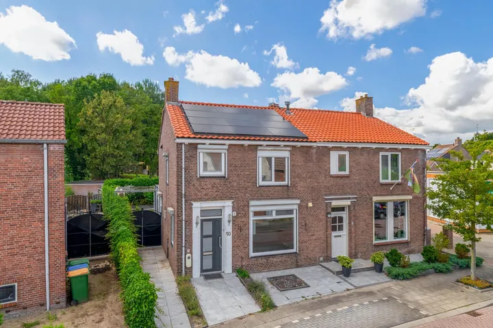 Twee-onder-één-kap te koop: Julianastraat 10, Moerdijk Moerdijk