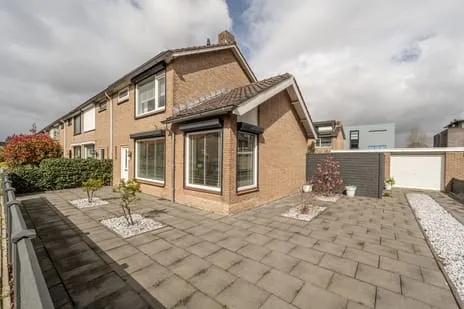Hoekwoning te koop: Julianastraat 18, Numansdorp Woonkern Numansdorp