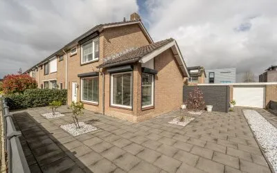 Hoekwoning te koop: Julianastraat 18, Numansdorp
