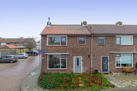 Hoekwoning te koop: Julianastraat 20, Oude-Tonge prinsessenbuurt handelskade Oude-Tonge