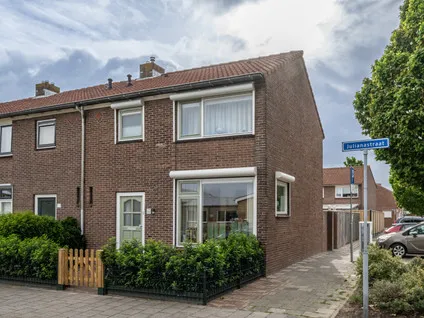 Hoekwoning te koop: Julianastraat 22, Oude-Tonge prinsessenbuurt handelskade Oude-Tonge