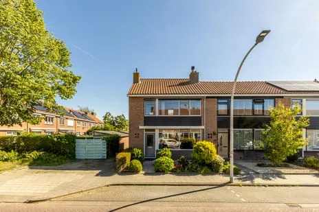 Corner house for sale: Julianastraat 67, Strijen Woonkern Strijen