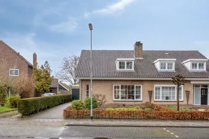 Twee-onder-één-kap te koop: Julianastraat 8, Riel-Dorp Riel