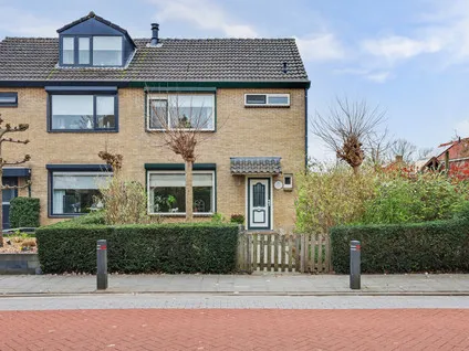 Twee-onder-één-kap te koop: Julianastraat 90, Strijen Woonkern Strijen