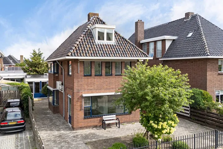Twee-onder-één-kap te koop: K R Poststraat 3, Noord Heerenveen