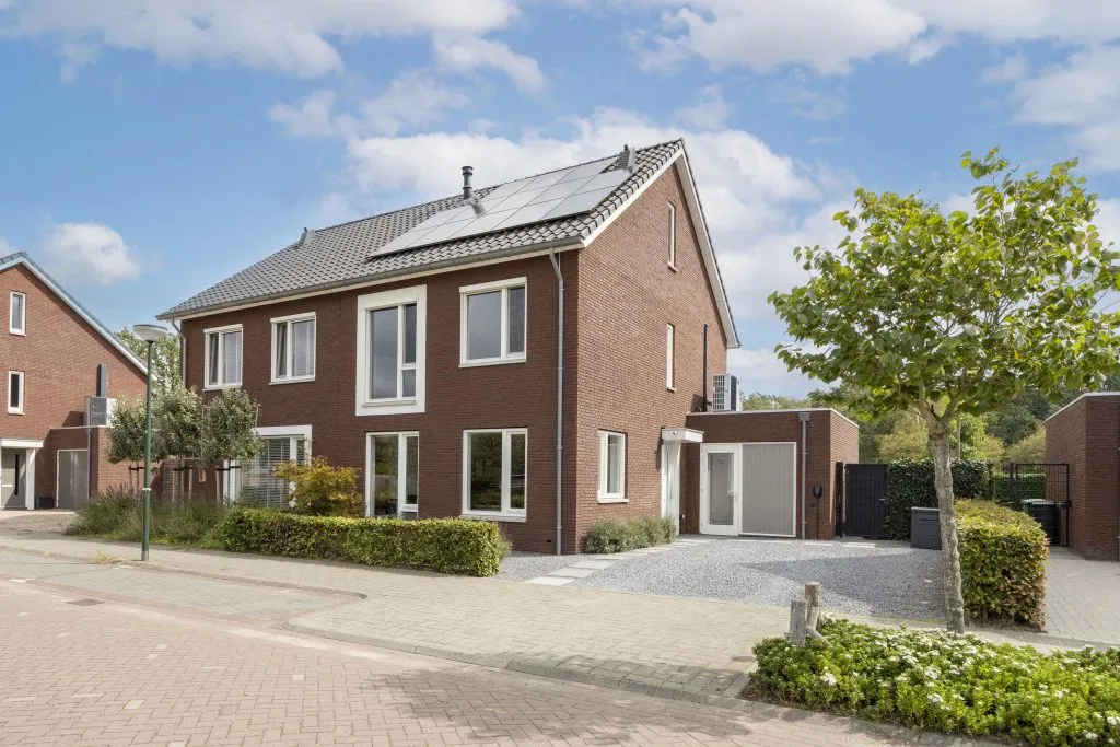 Twee-onder-één-kap te koop: Kaarsenmaker 76, Oost West En Middelbeers