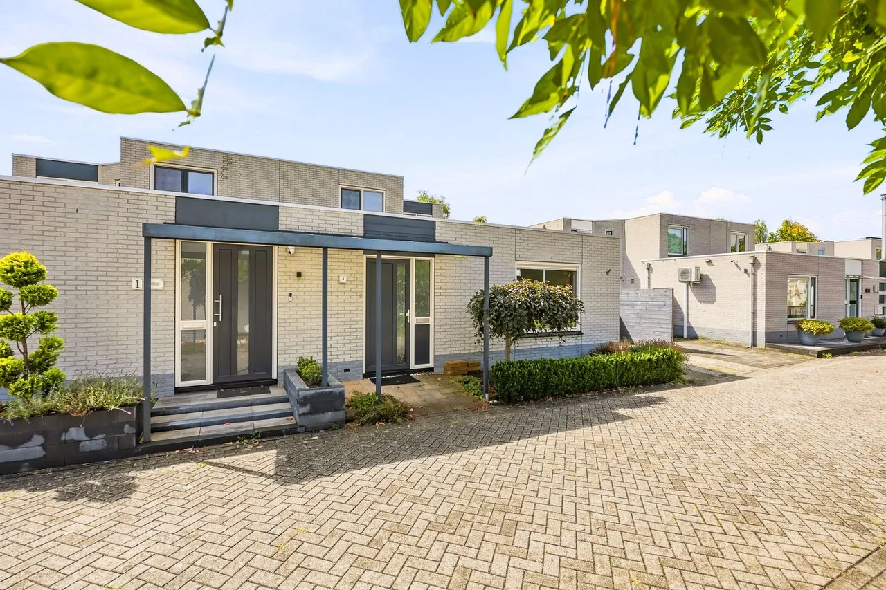 Tussenwoning te koop: Kamelenhof 3, Almere
