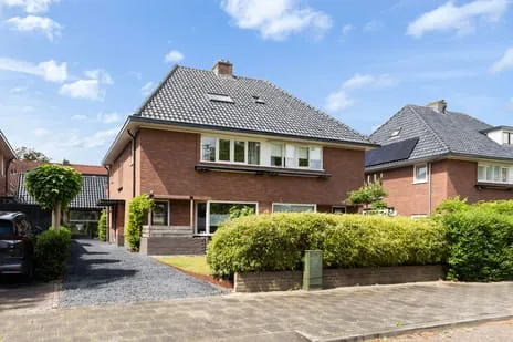 Twee-onder-één-kap te koop: Kamerlingh Onnesweg 221, Astronomische Buurt Hilversum