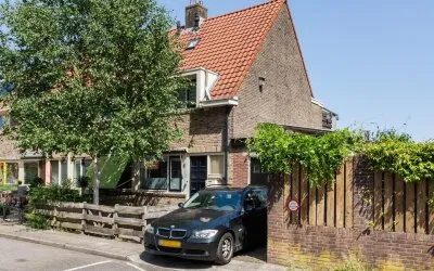 Corner house for sale: Kamillestraat 9, Bloemenbuurt-West Amersfoort