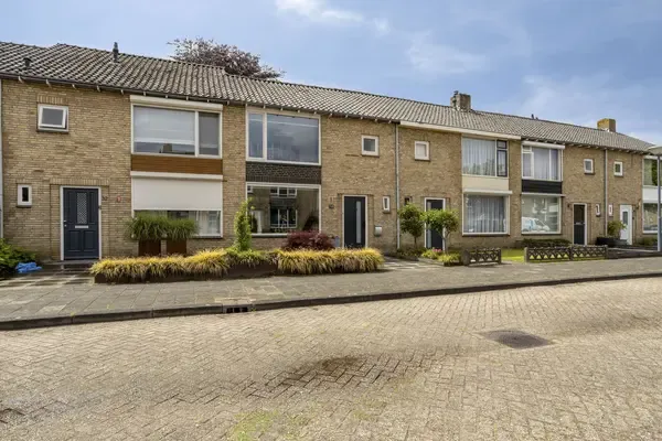 Tussenwoning te koop: Kamperfoeliestraat 30, Bloemenoord Waalwijk