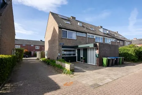 Hoekwoning te koop: Kamperfoeliestraat 9, Oude dorp Landsmeer