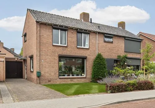 Twee-onder-één-kap te koop: Kampstraat 23, Het Grieth Zevenaar