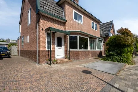 Twee-onder-één-kap te koop: Kanaalstraat 197, Zeeheldenbuurt Lisse