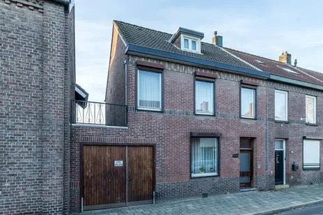 Tussenwoning te koop: Kanunnik van Nuijsstraat 18, Schinveld Schinveld