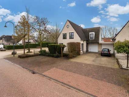 Twee-onder-één-kap te koop: Kapitein H. van der Maadenstraat 14, Wijk Wijk En Aalburg