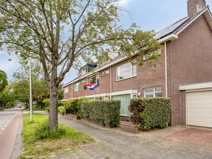 Tussenwoning te koop: Karel Doormanlaan 14, Boschgeest Voorschoten