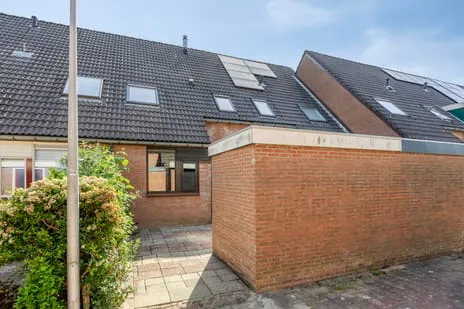 Tussenwoning te koop: Karperveen 240, Karperveen Spijkenisse